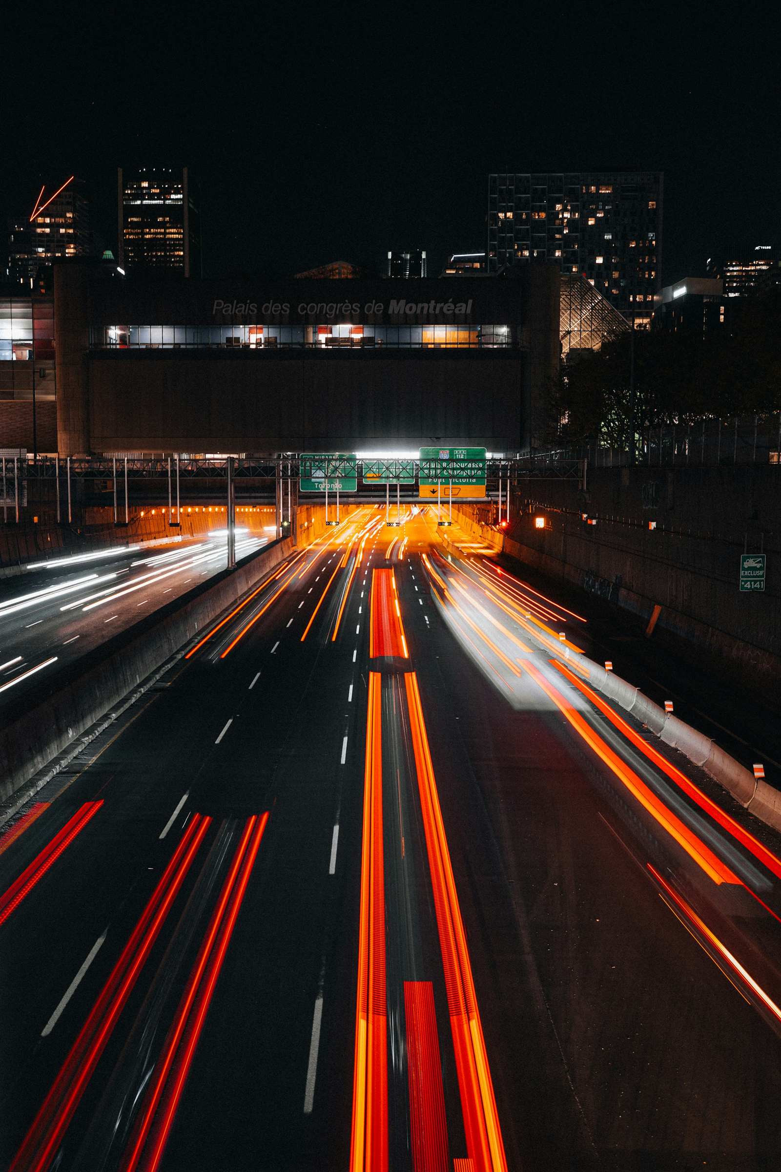 Estelas de luz en una autopista de noche